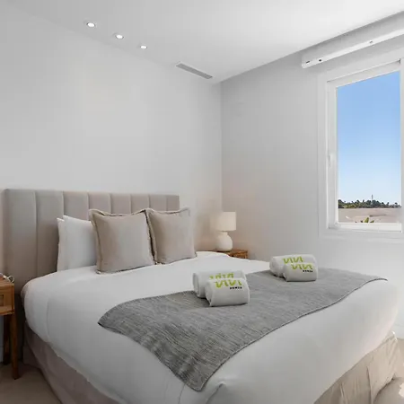 Vivi Homes -villa Carat Pool, Cinema, Golf & Terrace Villa Estepona