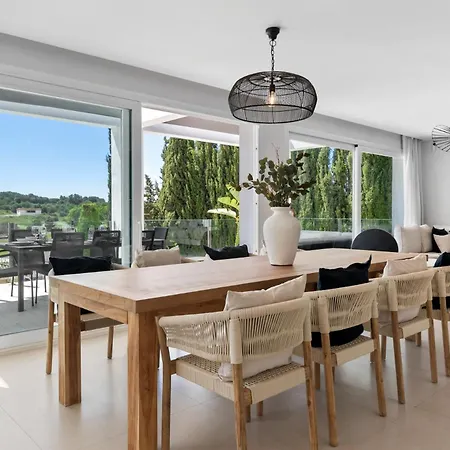 Vivi Homes -villa Carat Pool, Cinema, Golf & Terrace Villa Estepona