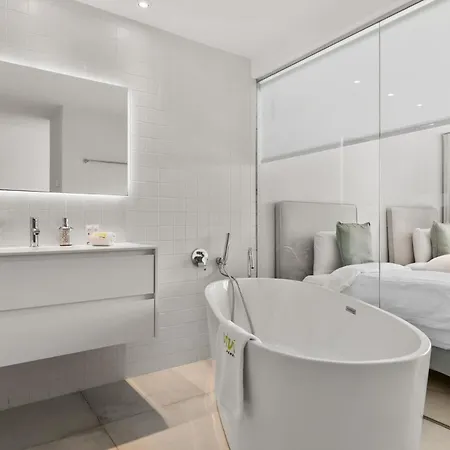 ヴィラ Vivi Homes -villa Carat Pool, Cinema, Golf & Terrace エステポナ