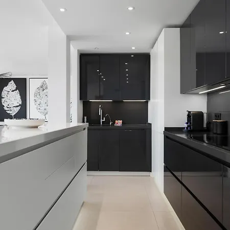 Vivi Homes -villa Carat Pool, Cinema, Golf & Terrace * エステポナ