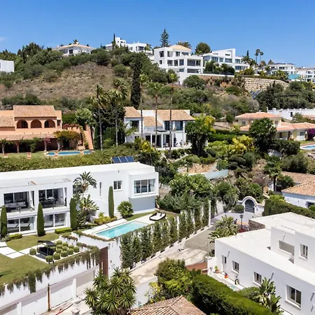 ヴィラ Vivi Homes -villa Carat Pool, Cinema, Golf & Terrace エステポナ