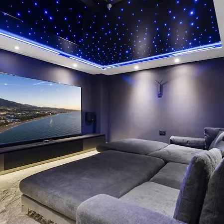 ヴィラ Vivi Homes -villa Carat Pool, Cinema, Golf & Terrace エステポナ