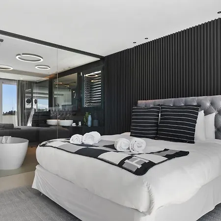 Vivi Homes -villa Carat Pool, Cinema, Golf & Terrace ヴィラ エステポナ